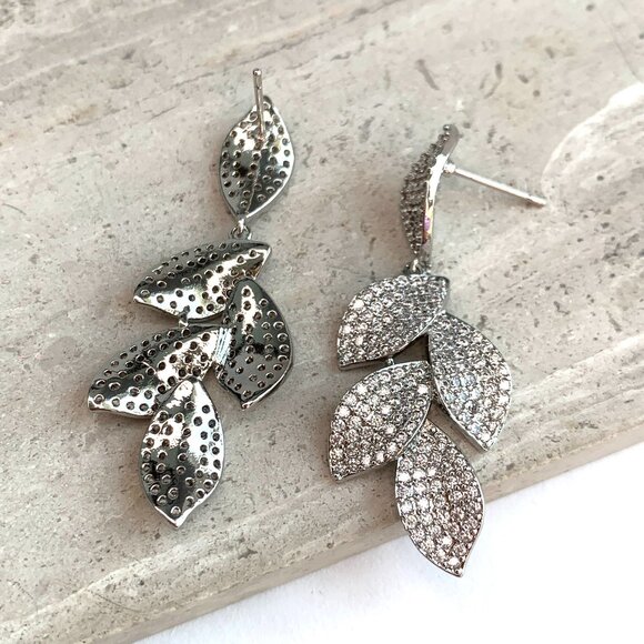 NEW~ Anthropologie SHASHI Silver Pavé Crystal Leaf Dangle Earrings - Picture 6 of 10